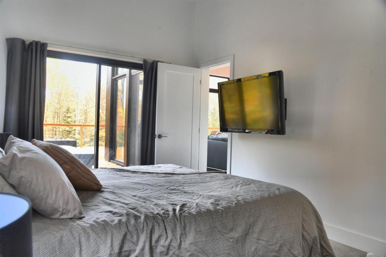 Kallm-Mont-Tremblant Chalet With Hot Tub, Pond & Beach On Private 7Acre Estate Лак-Сюперьёр Экстерьер фото